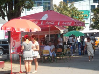 Стихийная торговля на тротуарах Одессы не прекращается