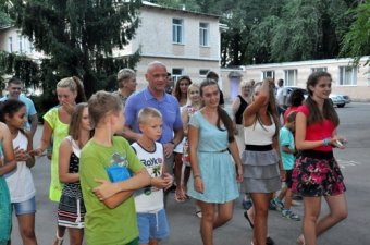 Мэр Одессы Геннадий Труханов посетил праздник в детском лагере «Виктория»