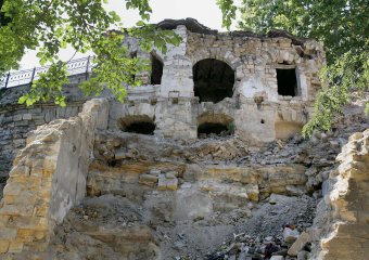 Генеральная уборка в Одессе: Расчистка территории у бывшего Рыбного ресторана (фото)