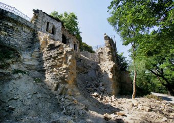 Генеральная уборка в Одессе: Расчистка территории у бывшего Рыбного ресторана (фото)