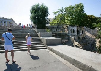 Генеральная уборка в Одессе: Расчистка территории у бывшего Рыбного ресторана (фото)