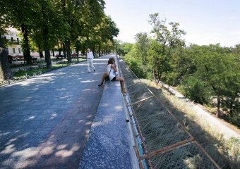 Генеральная уборка в Одессе: Расчистка территории у бывшего Рыбного ресторана (фото)