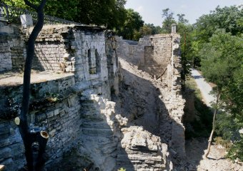 Генеральная уборка в Одессе: Расчистка территории у бывшего Рыбного ресторана (фото)