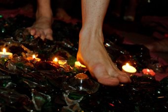 Одесситов приглашают походить по битому стеклу и горящим углям