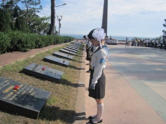 Одесские школьники возложили цветы у Вечного огня