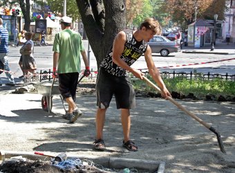 Площадь Веры Холодной преображается (фото)