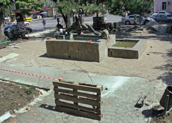 Площадь Веры Холодной преображается (фото)