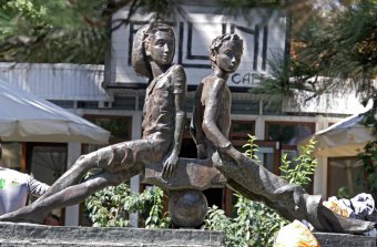 Площадь Веры Холодной преображается (фото)