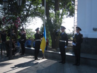 Возле мэрии поднят украинский флаг (фото)