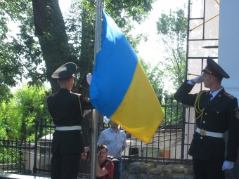 Возле мэрии поднят украинский флаг (фото)