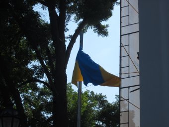 Возле мэрии поднят украинский флаг (фото)