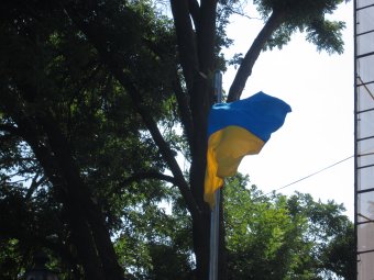 Возле мэрии поднят украинский флаг (фото)