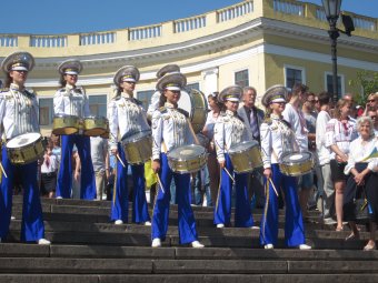 На Потемкинской лестнице развернули огромный украинский флаг (фото)