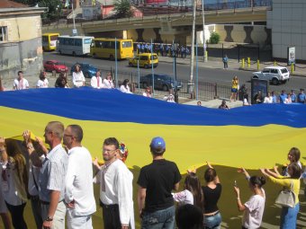 На Потемкинской лестнице развернули огромный украинский флаг (фото)