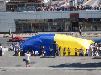 На Потемкинской лестнице развернули огромный украинский флаг (фото)