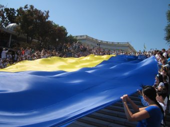 На Потемкинской лестнице развернули огромный украинский флаг (фото)