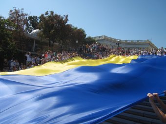 На Потемкинской лестнице развернули огромный украинский флаг (фото)