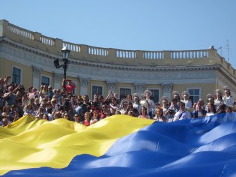 На Потемкинской лестнице развернули огромный украинский флаг (фото)