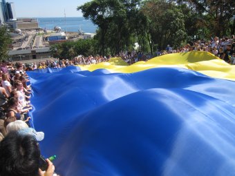 На Потемкинской лестнице развернули огромный украинский флаг (фото)