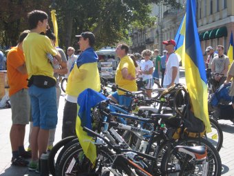 На Потемкинской лестнице развернули огромный украинский флаг (фото)