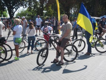 На Потемкинской лестнице развернули огромный украинский флаг (фото)
