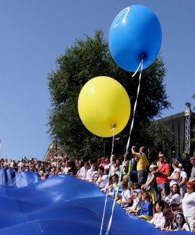 23-метровый украинский флаг развернули одесситы над Потемкинской лестницей