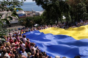 23-метровый украинский флаг развернули одесситы над Потемкинской лестницей