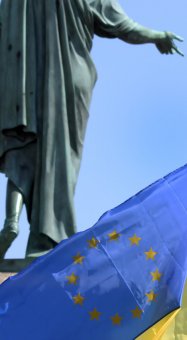 23-метровый украинский флаг развернули одесситы над Потемкинской лестницей