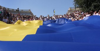 23-метровый украинский флаг развернули одесситы над Потемкинской лестницей