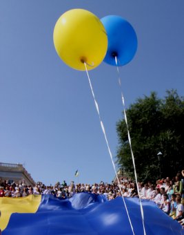 23-метровый украинский флаг развернули одесситы над Потемкинской лестницей