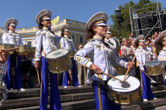 23-метровый украинский флаг развернули одесситы над Потемкинской лестницей