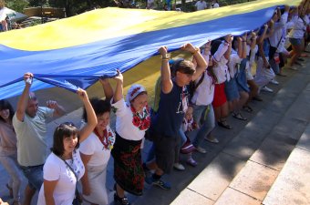 23-метровый украинский флаг развернули одесситы над Потемкинской лестницей