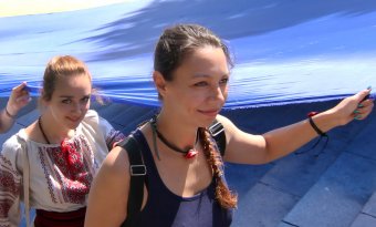23-метровый украинский флаг развернули одесситы над Потемкинской лестницей