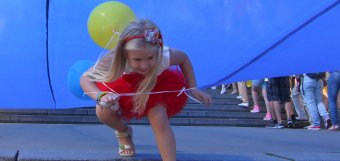 23-метровый украинский флаг развернули одесситы над Потемкинской лестницей