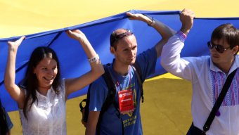 23-метровый украинский флаг развернули одесситы над Потемкинской лестницей