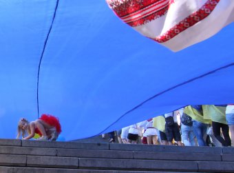 23-метровый украинский флаг развернули одесситы над Потемкинской лестницей