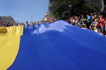 23-метровый украинский флаг развернули одесситы над Потемкинской лестницей
