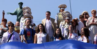 23-метровый украинский флаг развернули одесситы над Потемкинской лестницей