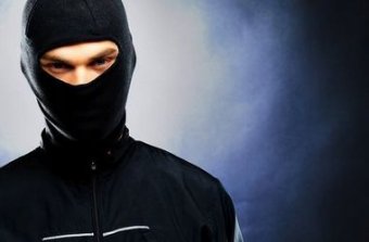 Люди в масках и с битами в руках устроили погром в  Лузановке