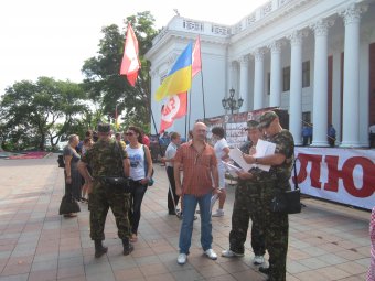 Открытие сессии сопровождал митинг почти из 10 человек