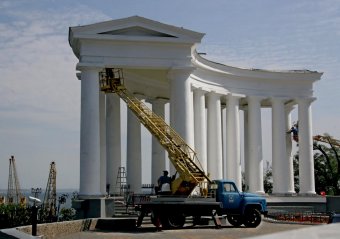 К 220-летию Одессы отреставрируют колоннаду (фото)