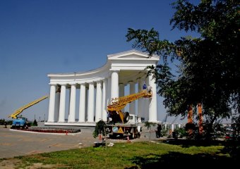 К 220-летию Одессы отреставрируют колоннаду (фото)