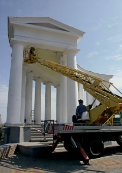 К 220-летию Одессы отреставрируют колоннаду (фото)
