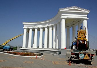 К 220-летию Одессы отреставрируют колоннаду (фото)