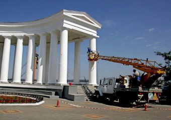 К 220-летию Одессы отреставрируют колоннаду (фото)