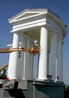 К 220-летию Одессы отреставрируют колоннаду (фото)