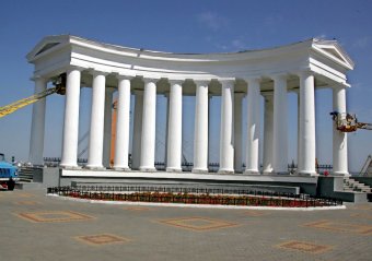 К 220-летию Одессы отреставрируют колоннаду (фото)