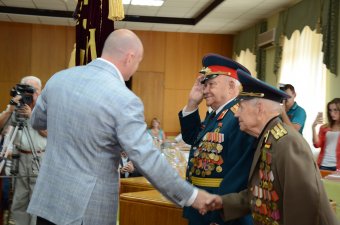 Геннадий Труханов поздравил ветеранов с годовщиной освобождения Одесской области