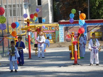 К 220-летию Одессы в школе № 4 открыли современный стадион
