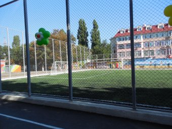 К 220-летию Одессы в школе № 4 открыли современный стадион
